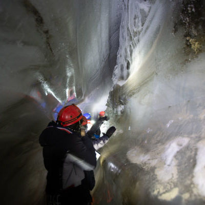 Dans la grotte de glace