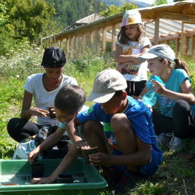 enfants devant la serre.JPG