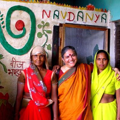 VandanaShiva avec des gardiennes de semences2.jpg