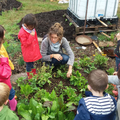 Éveil des sens et plantation de fraisiers dans le jardin mandala avec 15 enfants de maternelle